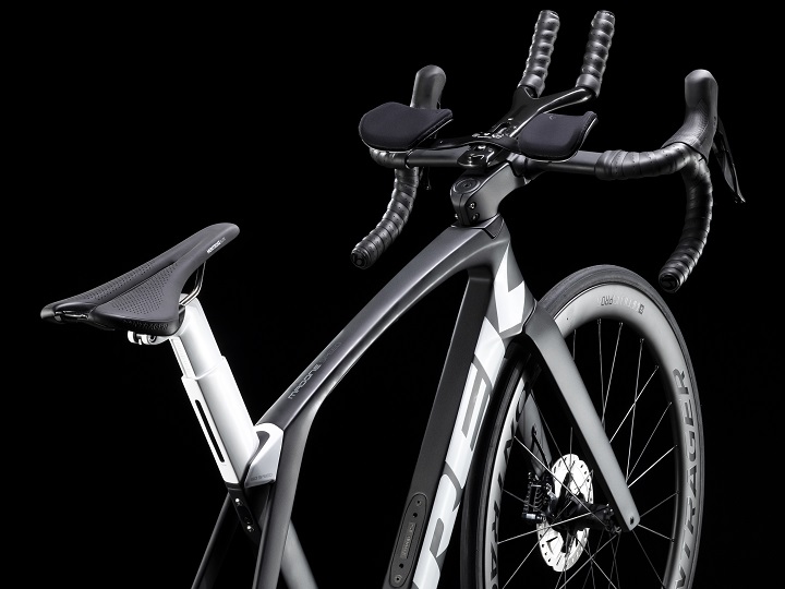 【MADONE　SPEED】エアロバイクMADONEに専用DHバーが取り外し可能。ロングライドにも決戦にもこれ1台で！